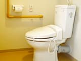 便座には温水洗浄機能を装備。
また、立ち座りの際に体を支えられる手すりや、緊急ボタンを設置しています。