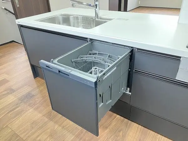 毎日の家事をサポートする、食器洗乾燥機が搭載されています。