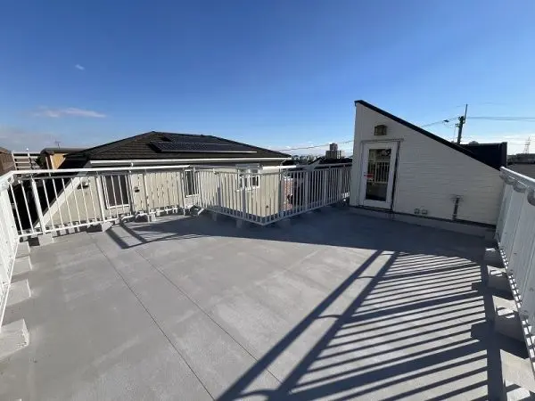 屋上バルコニーは、ゆとりある広さ。椅子やテーブルを配置して、アウトドアリビングとしても。