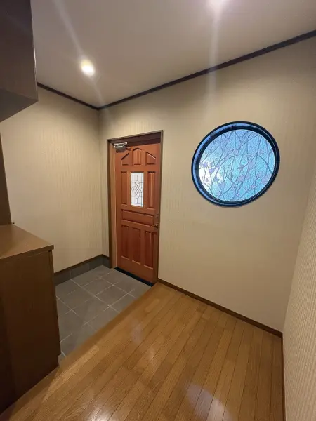 自然光が玄関まで届く設計で、家の第一印象がぱっと明るくなります。