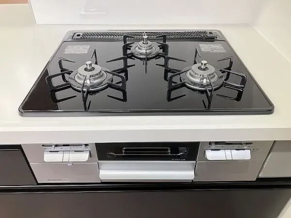 キッチンは対面仕様。作業スペースの広い、システムキッチンです。

