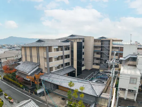 随所に瓦屋根を使用した落ち着いた佇まいが印象的なマンションです。