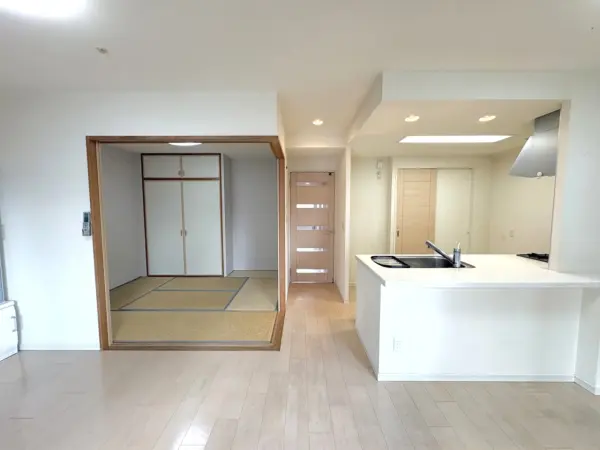 リビングに隣接した約5.0帖の和室。独立した1室としての利用はもちろん、扉を開放して続き間としても。