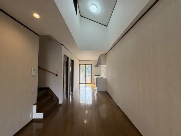 リビング上部は吹抜けが設けられ、明るく開放的な空間でお寛ぎいただけます。