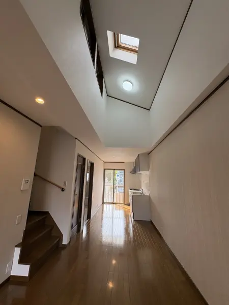 天井高にゆとりを持たせたLDKは、空間全体が広く感じられ、居心地の良さを高めています。