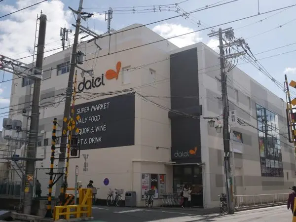 徒歩7分。食料品や日用品が揃い、お仕事帰りにも立ち寄ることができます。