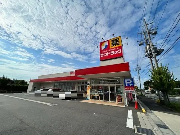 徒歩3分。医薬品や日用品、ベビー用品、化粧品などが取り扱われています。/営業時間9：30～21：00