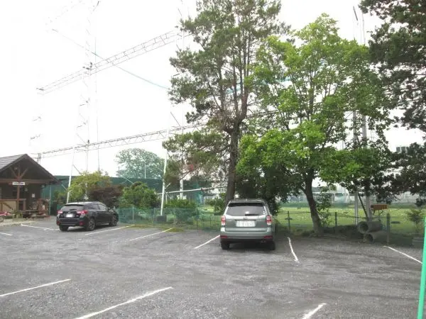徒歩2分／打ちっ放しのゴルフ練習場です。田畑と住宅に囲まれた静かな環境の中でのびのびと練習できます。