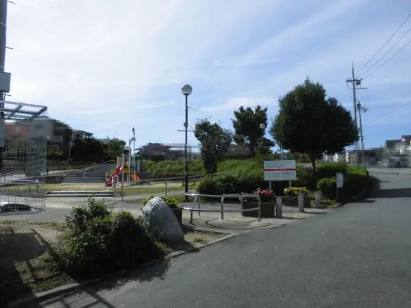 バス待合所兼交流施設自由が丘中公園バス待合施設(通称:わくわくステーション)が設置されています。