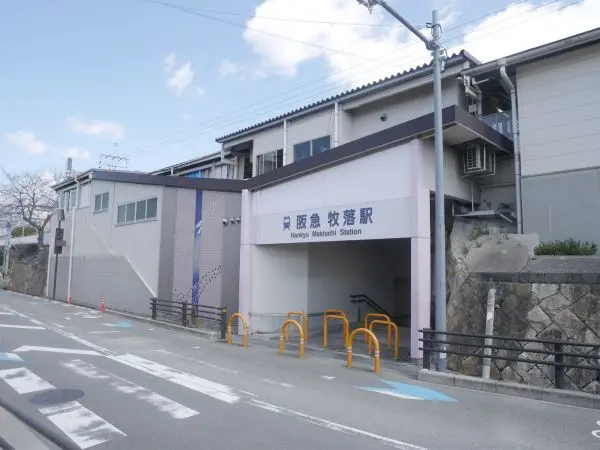 徒歩2分。住宅街に位置しています。エレベーターが設置されておりベビーカーでの乗り降りもしやすいです。