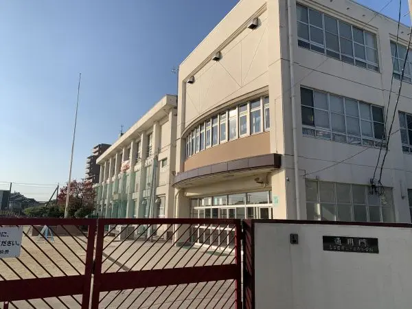 徒歩17分。1873年開校の小学校。HPに、写真付きでブログが更新されています。