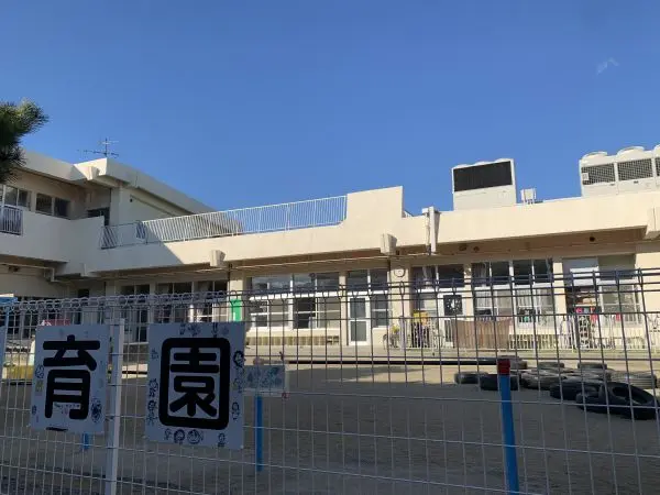 徒歩3分。滑り台やうんてい、のぼり棒などが設置された園庭のある保育園です。