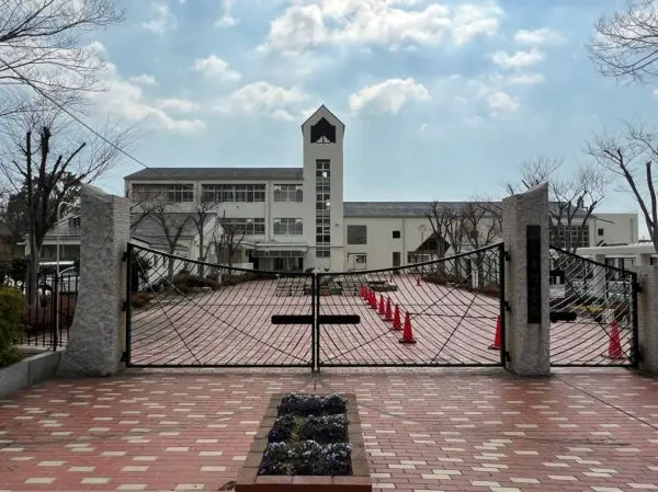 学校HPがあり、授業や行事の様子が写真付きで公開されています。　