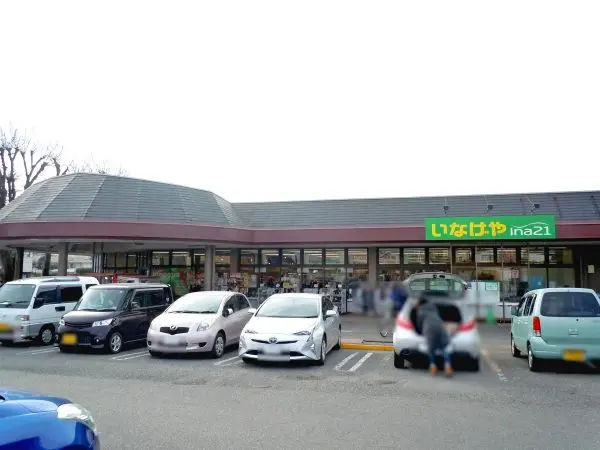 徒歩5分。広い駐車場がございますので、お車でのまとめ買いも可能です。