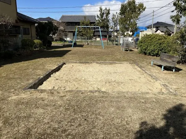 飛鳥荘苑西児童公園までは徒歩1分の立地です。お子様を連れてのお出かけもしていただきやすい距離です。