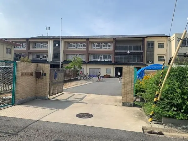 奈良市立明治小学校までは徒歩2分の立地です。毎日のお子様の通学もしていただきやすい距離です。