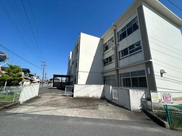 徒歩16分。教育目標は自ら学び、豊かな人間性とたくましく生き抜く力を備えた児童の育成を図るです。