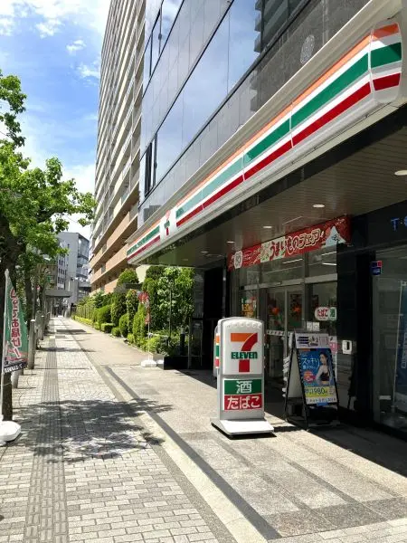 徒歩3分。24時間営業です。買い物後の買い忘れや、夜中のちょっとした買い出しにも気軽に立ち寄れます。