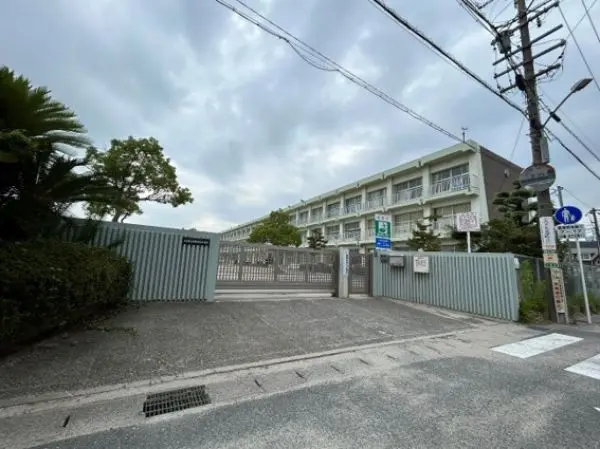 徒歩6分。お子様の毎日の通学も負担が少なく、行事に参加される保護者の方も行き来のしやすい距離です。