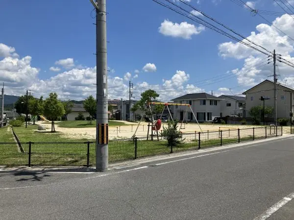 カリン公園までは徒歩3分です。お子様を連れてのお出かけもしていただきやすい距離となっております。