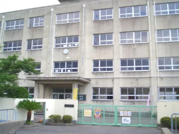 教育目標は　自ら考え、行動できる、心豊かな児童の育成～つながり　いどむ～です。