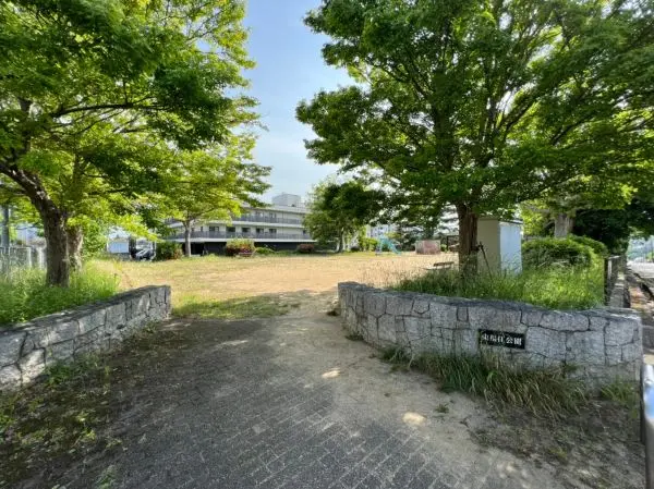 住宅街にある緑豊かな公園。お子様が走り回れる広さがあります。　