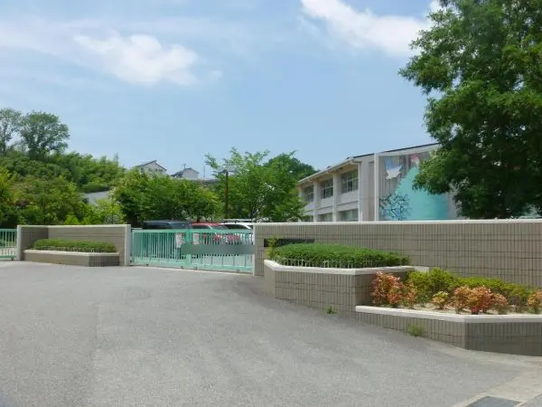 ホームページは、学校だより、学年ごとの活動の様子などが掲載されています。