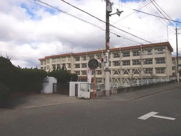 徒歩14分。創立50周年を超える中学校です。様々な運動部や文化部の部活動がございます。