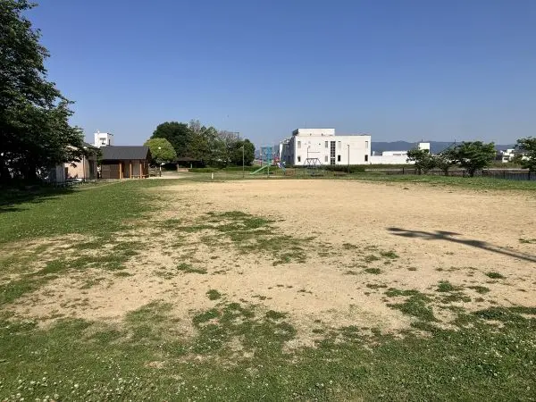 尺土地ふれあい公園までは徒歩５分の立地です。お子様を連れてのお出かけもしていただきやすい距離です。