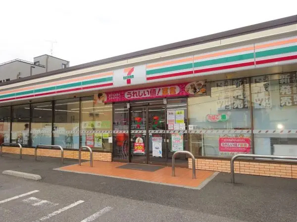 徒歩7分。ちょっとした買い物はもちろん、ATMの利用や各種請求書の支払いにも！
