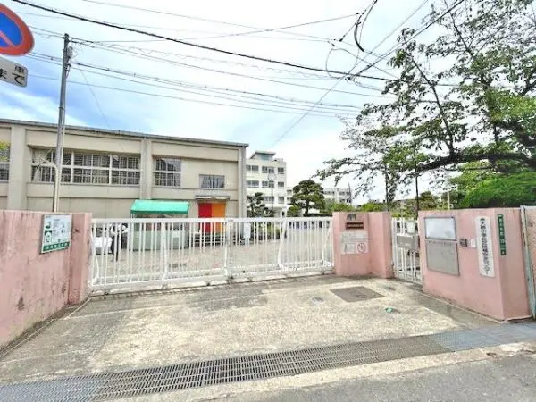 市立赤大路小学校まで徒歩7分。お子様の通学時の負担が少なく済みそうな距離にあります。