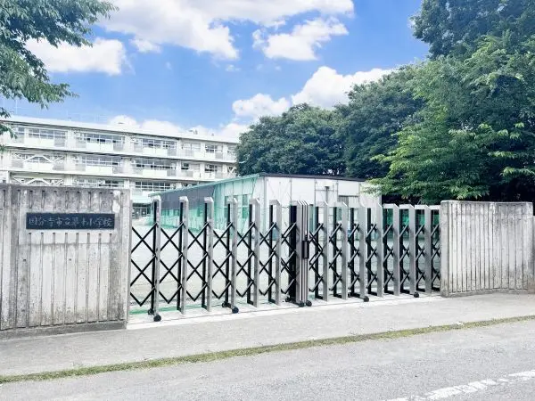 徒歩3分。毎日の通学も負担になりにくい距離です。学校HPがあり、教育目標などを閲覧できます。