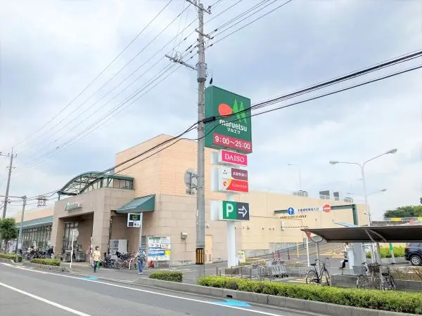 徒歩5分／営業時間9時～深夜1時。テナントには100円ショップやクリーニング店も入っています。