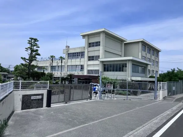 徒歩10分圏内に小学校があります。
