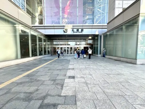JR函館線「札幌」駅です。
マンションから徒歩5分のところにあります。
