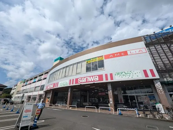 徒歩7分。スーパーやドラッグストア、衣料品店、雑貨店、書店など、様々な店舗が入っています。