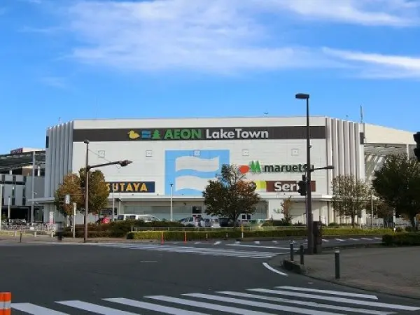 徒歩9分。食品スーパー、衣料品店、雑貨店、飲食店などの店舗や映画館が入っている複合商業施設です。