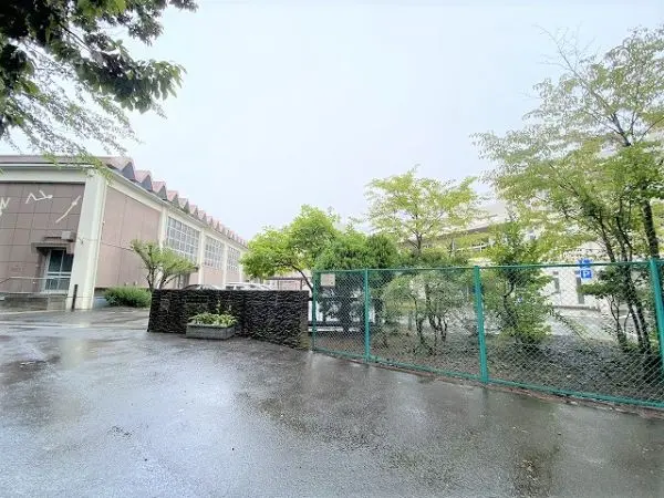学校教育目標　
心豊かでたくましく　しなやかに