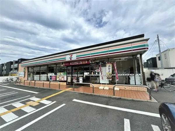 徒歩2分／24時間営業。この距離にコンビニがあるのは時間をきにすることなく活用できますね。
