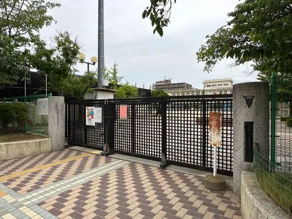 徒歩7分。毎日の通学の負担の少ない距離間で、行事に参加する保護者の方も行き来がしやすい立地。