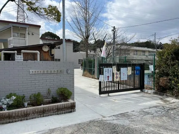 徒歩4分。自分の力で未来を拓く子どもの育成という教育目標が掲げられています。