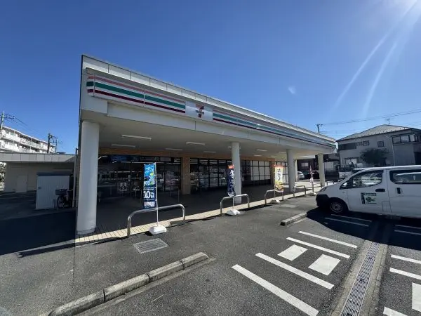 徒歩4分／24時間営業。コンビニがこの距離にあるのは時間を気にすることなく何かと便が良いですね。