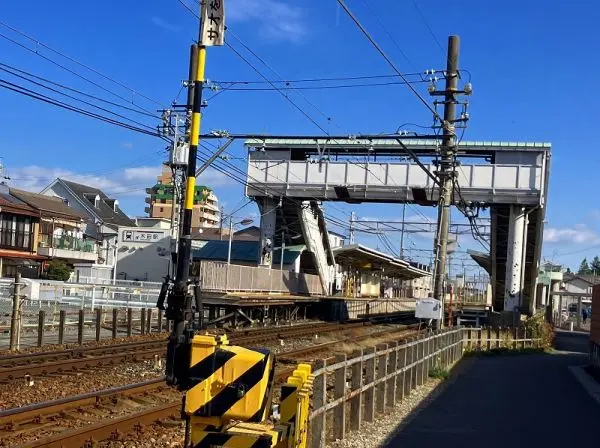 徒歩25分。特急・急行・準急・普通列車の停車駅。