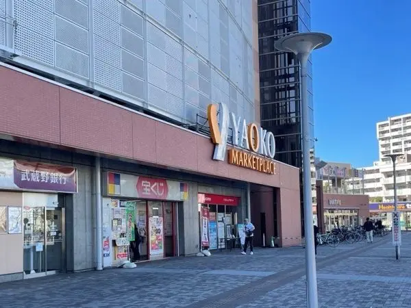 徒歩8分／営業時間9時～23時。駐車場は109台、お買い物が多い時はお車で行くこともできます。