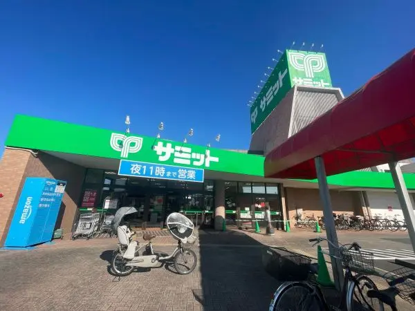 徒歩6分／営業時間9時～23時。野菜の鮮度やお惣菜の充実など近隣の方から好まれているようです。