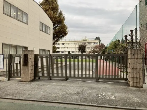 三鷹市立北野小学校まで約1060m 徒歩12分～徒歩14分。お子様が6年間通学しやすい距離にあります