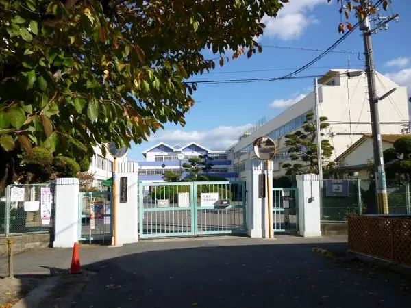 高槻小学校まで徒歩7分