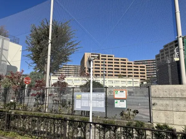 徒歩7分。教育目標は強くやさしい子 考える子 努力する子。HPでは学校生活の様子が掲載されています。