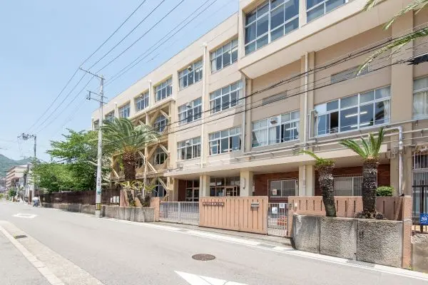 神戸市立福池小学校までは徒歩５分です。距離が近いので通学も安心です。