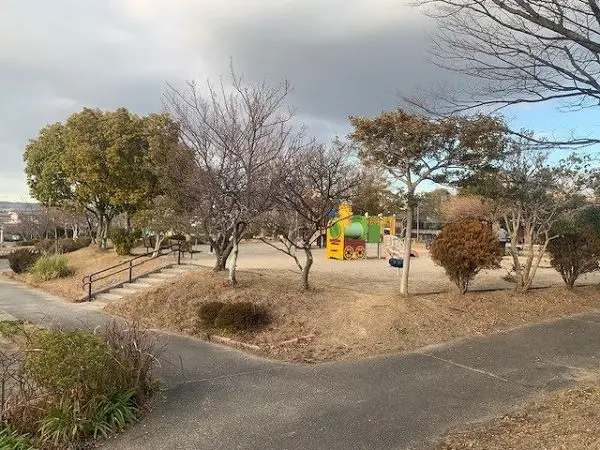 真弓中央公園までは徒歩1分の立地です。お子様を連れてのお出かけもしていただきやすい距離です。